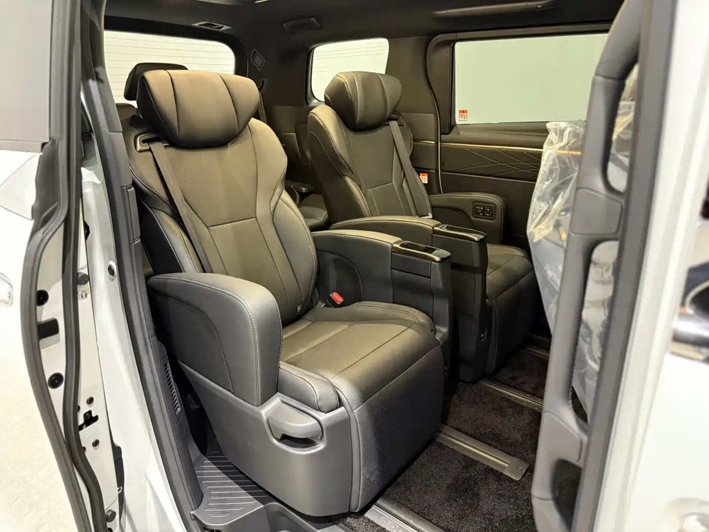 Toyota Alphard 2025 Hybrid 2.5L Ultimate Gold Edition фото 8