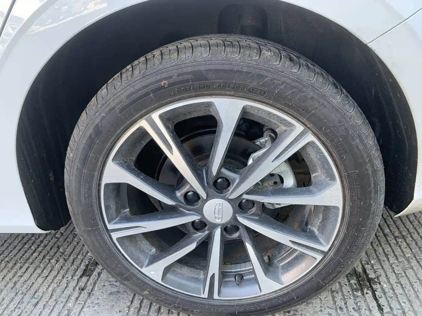 Фото 15 - Geely Emgrand
