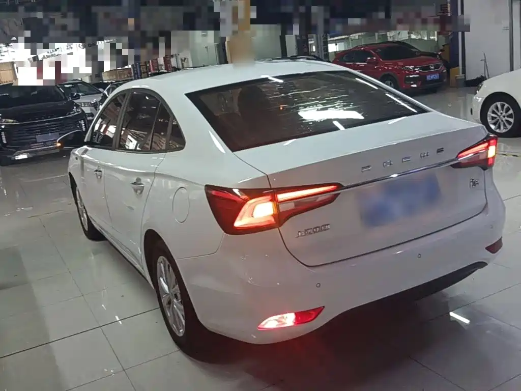 Фото 5 - Roewe i5