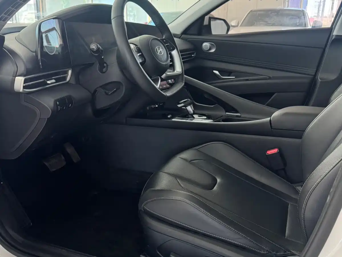 Hyundai Elantra 2023 Model 1.5L CVT LUX Premium Edition фото 9