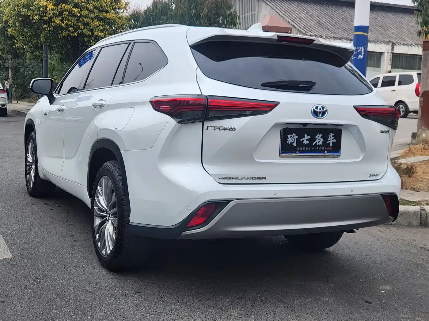 Toyota Highlander 2023 2.5L Smart Hybrid Dual Engine AWD Premium 7-Seater фото 5