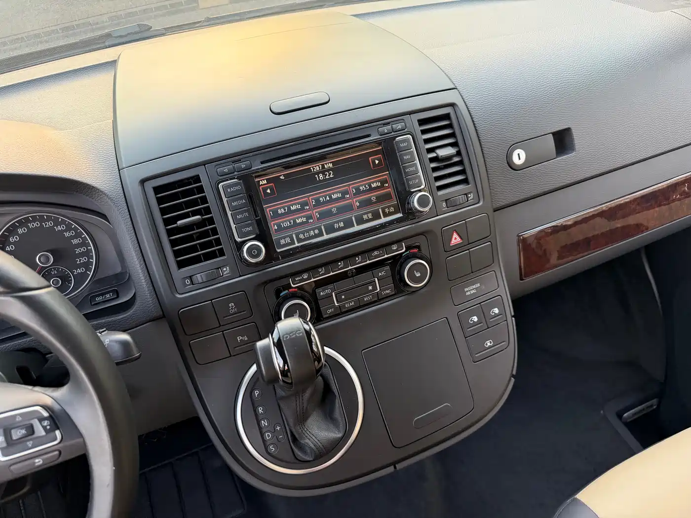 Volkswagen Multivan 2012 2.0TSI 4WD Premium фото 9