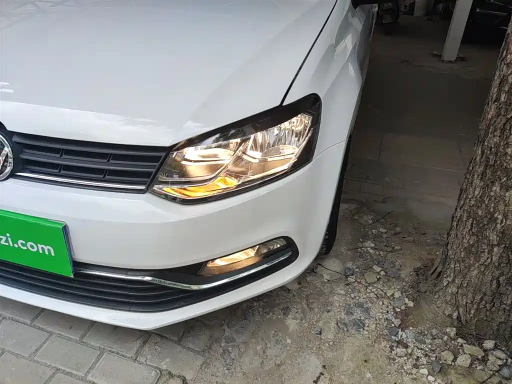 Volkswagen Polo 2016 1.6L Automatic Comfort фото 24