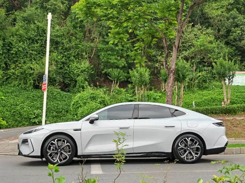 Geely Galaxy Galaxy E8 2025 700km Long Voyage Smart Drive Edition фото 5