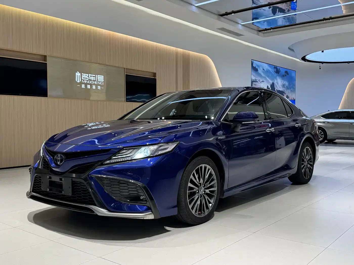 Toyota Camry 2018 Hybrid 2.5HG Luxury Edition фото 3