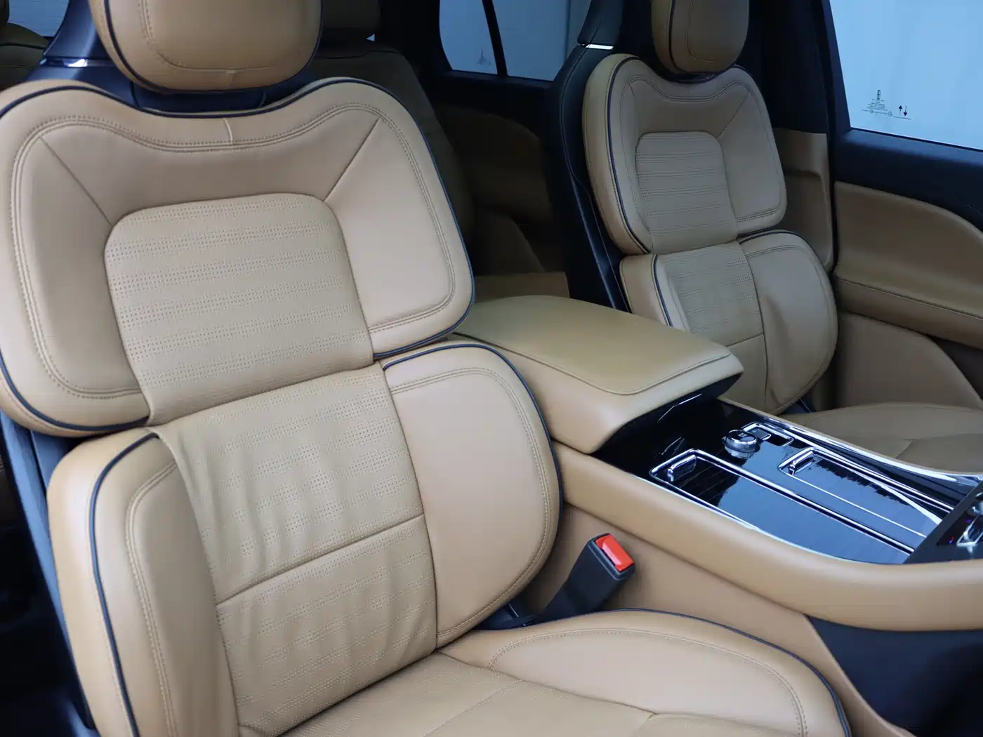 Photo 10 - Lincoln Aviator