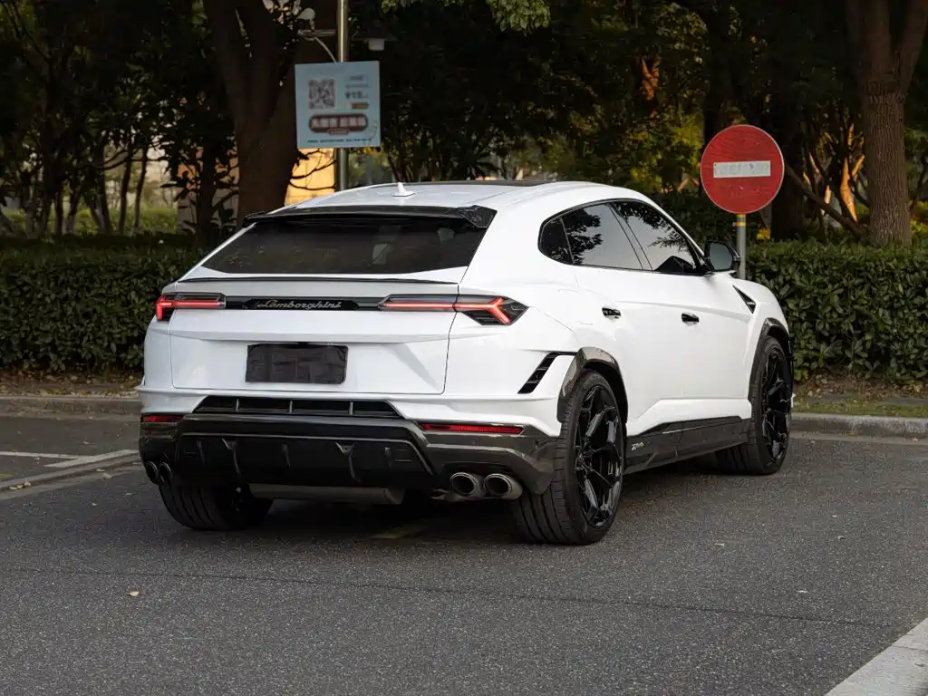 Фото 4 - Lamborghini Urus