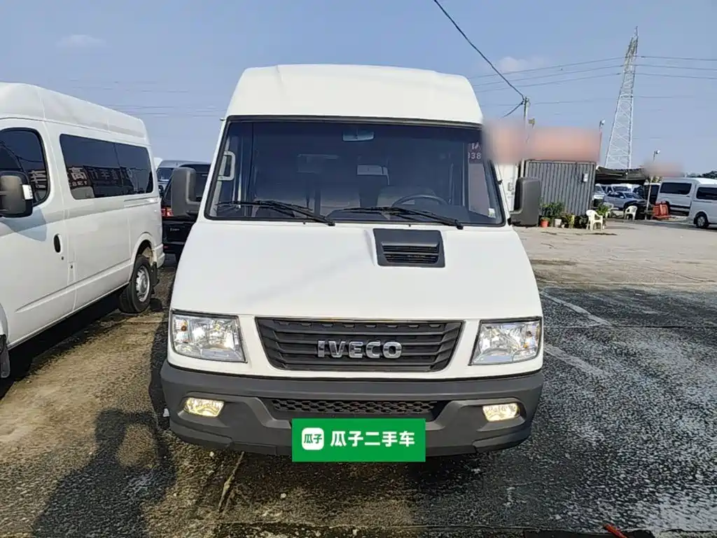 Iveco Daily 2022 2021 Model 2.5T A35 M1 Passenger Vehicle 5-9 Seats Short Wheelbase Medium Roof Single Tire Sliding Door