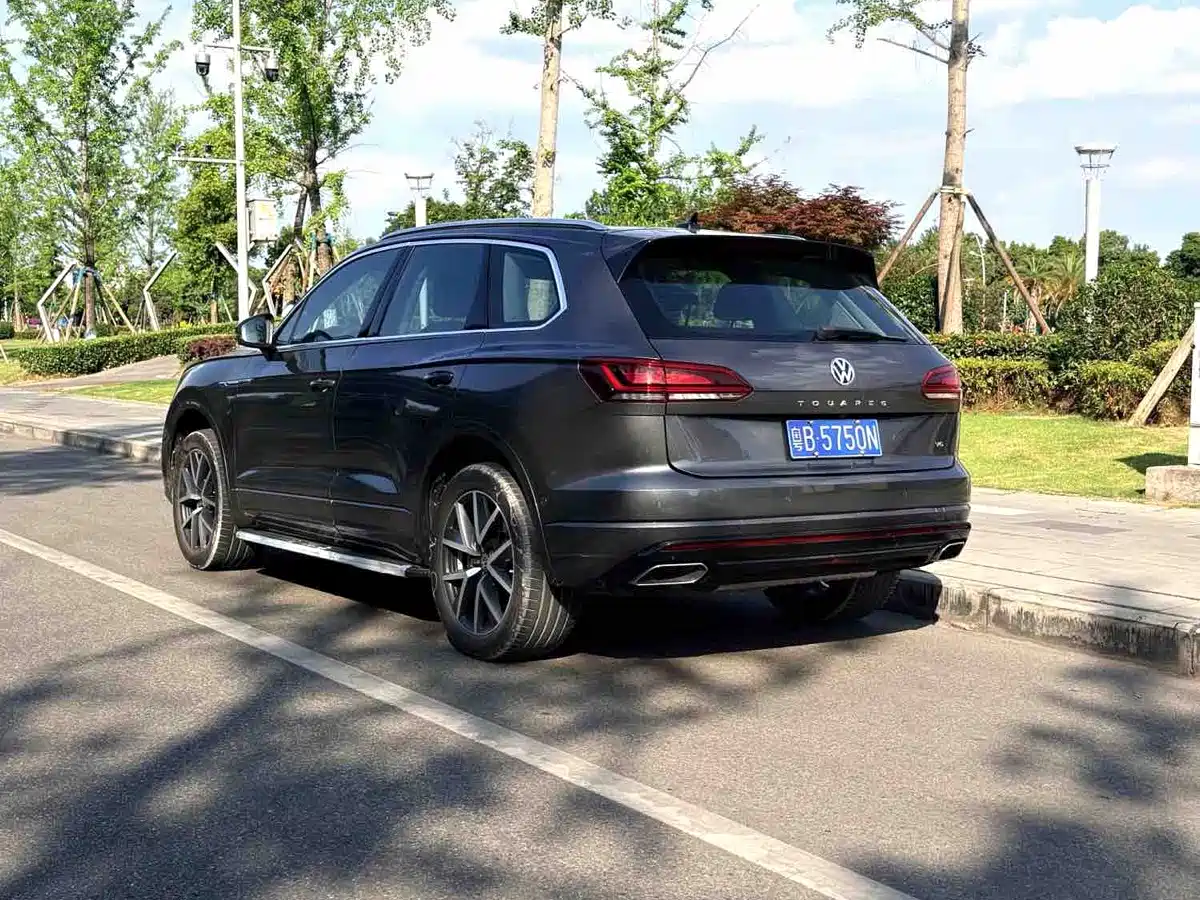 Фото 4 - Volkswagen Touareg