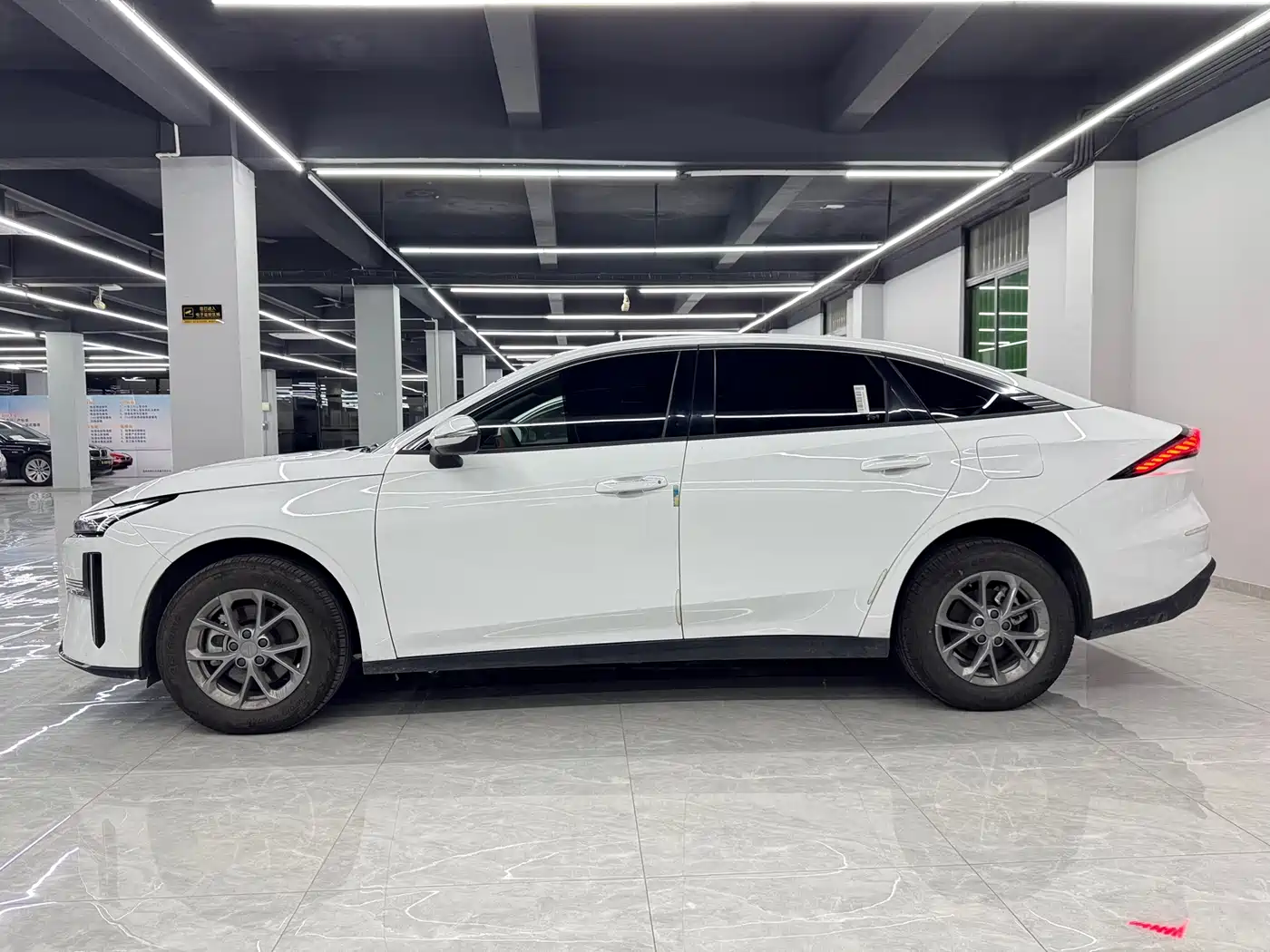 Geely Galaxy Galaxy L6 2025 EM-i 60km Voyage Edition фото 5