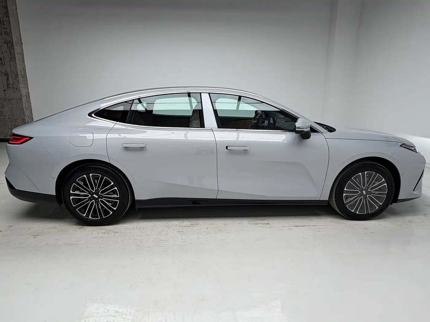 Geely Galaxy Galaxy Xingyao 8 2025 130km EM-i Premium Edition фото 7