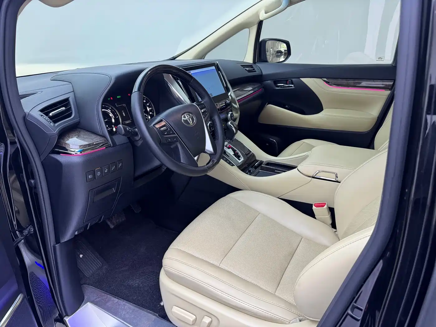 Toyota Alphard 2020 Hybrid 2.5L Premium Edition фото 4