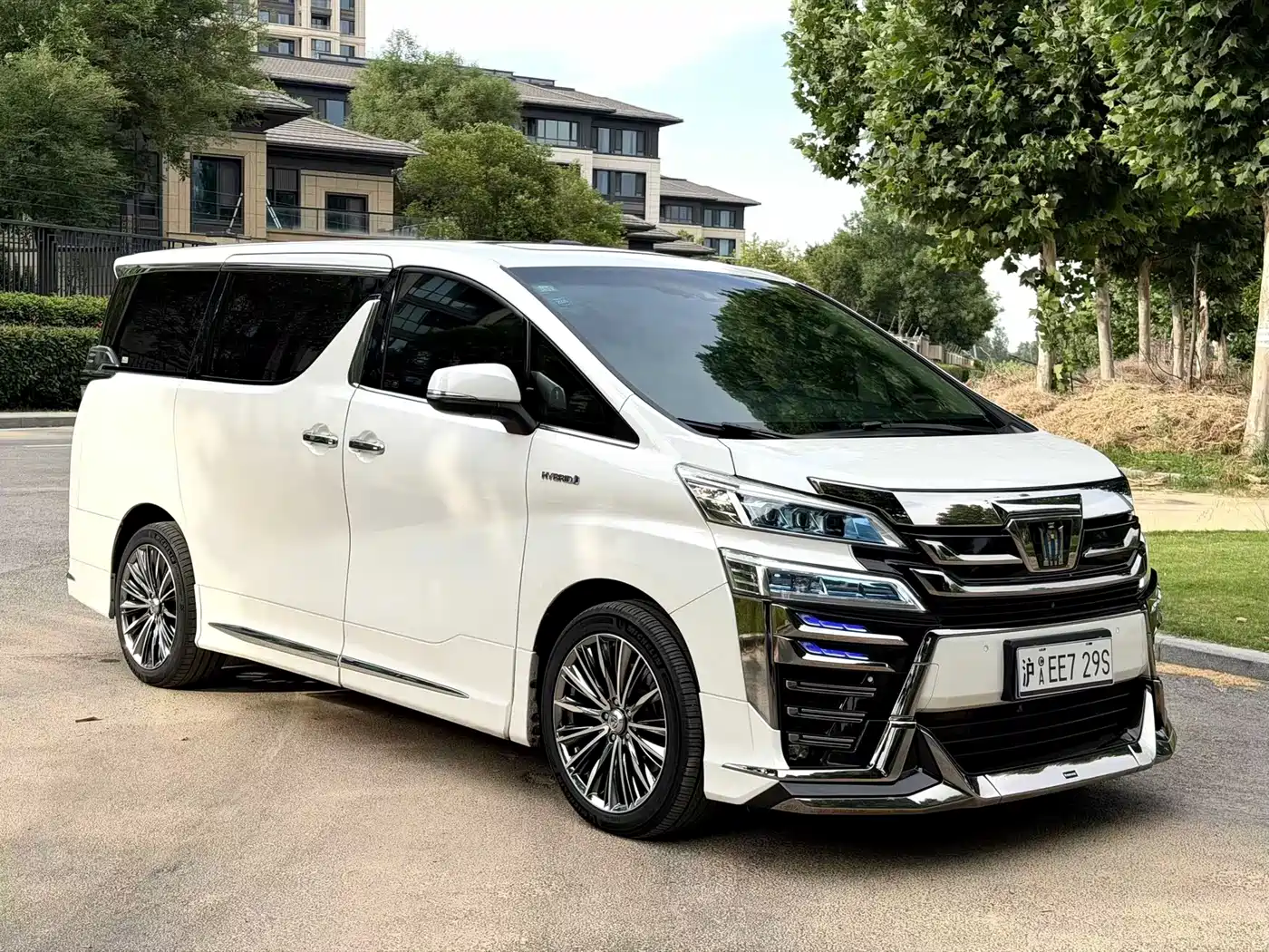 Toyota Vellfire 2019 Hybrid 2.5L HV Luxury Edition фото 3