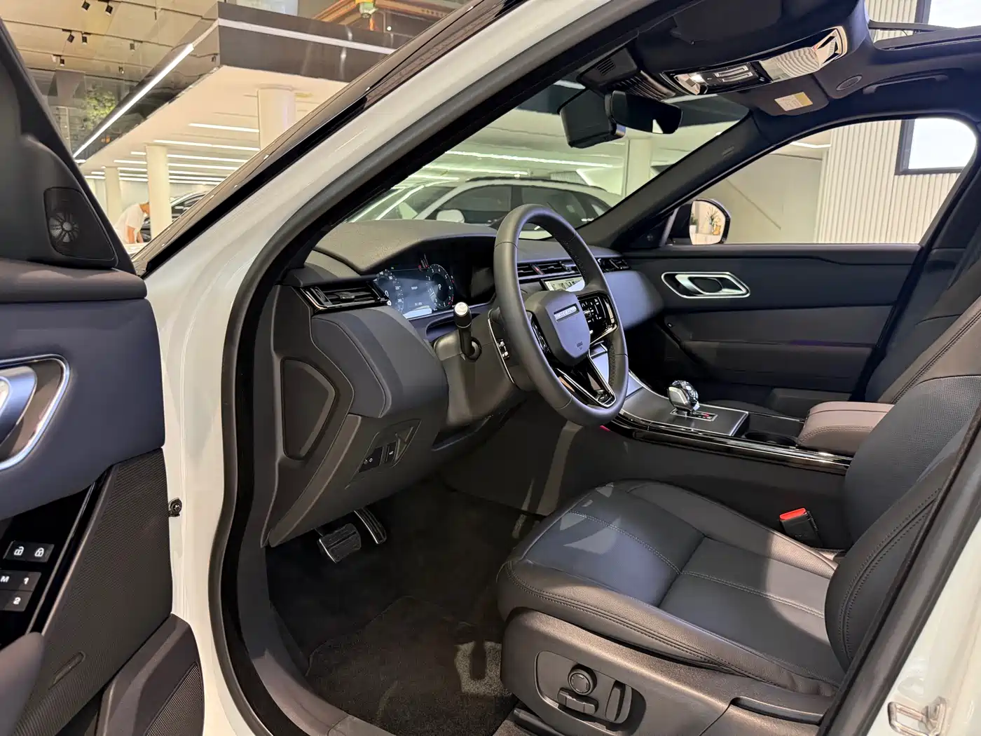 Land Rover Range Rover Velar 2024 Dynamic SE фото 7