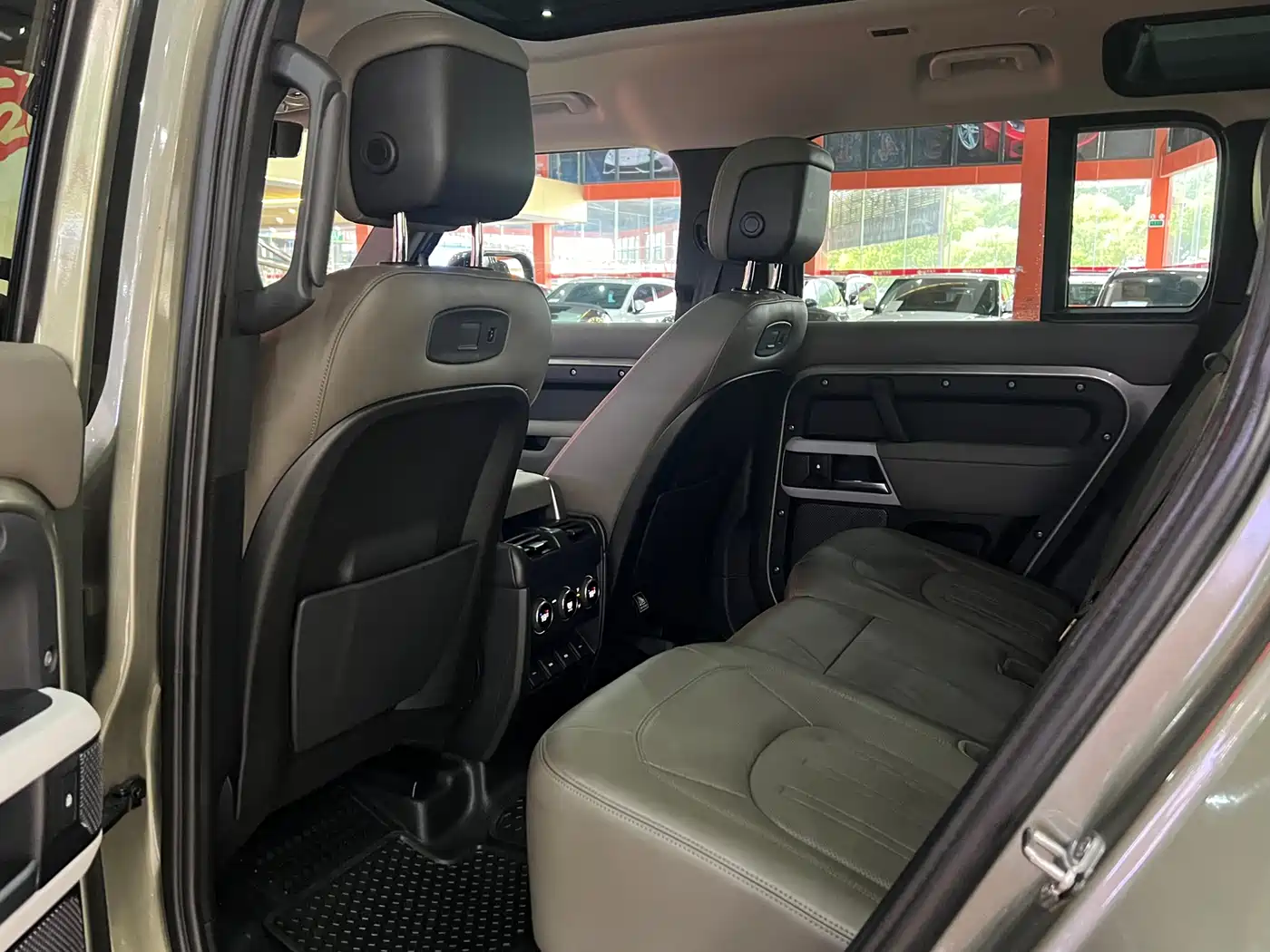 Land Rover Defender 2020 Model 110 P400 HSE фото 8