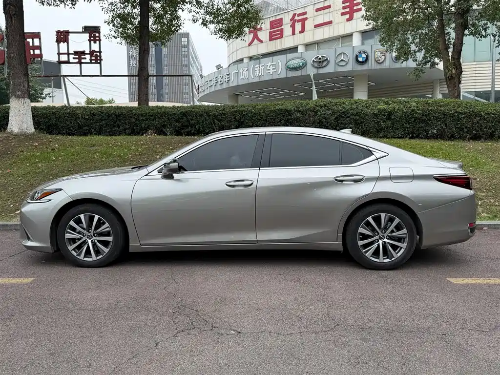 Lexus ES 2020 200 Luxury фото 3