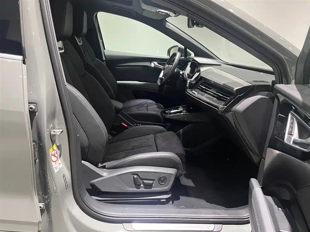 AUDI Q4 E TRON