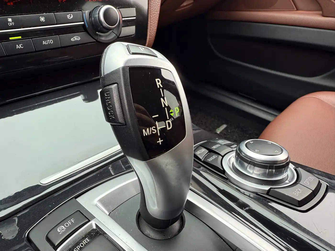 BMW 5 Series (Import) 2014 520i Classic фото 16