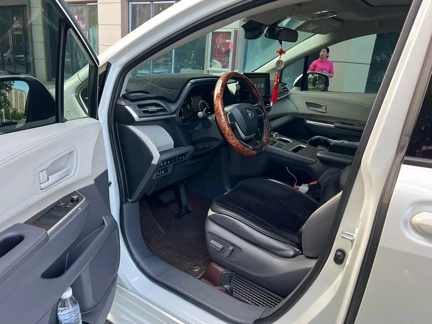Toyota Sienna 2023 2.5L Hybrid Comfort Edition фото 3