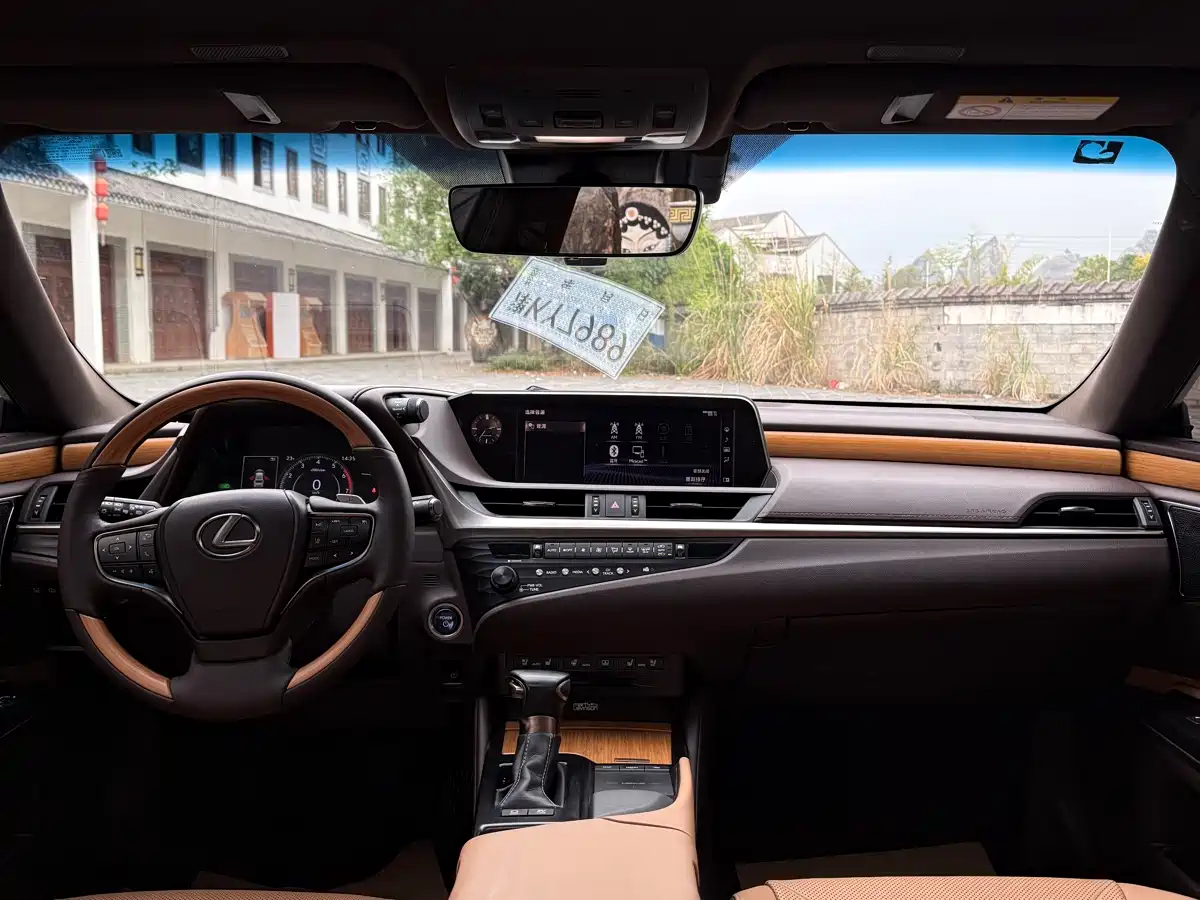 Lexus ES 2020 Model 300h Executive Edition фото 6