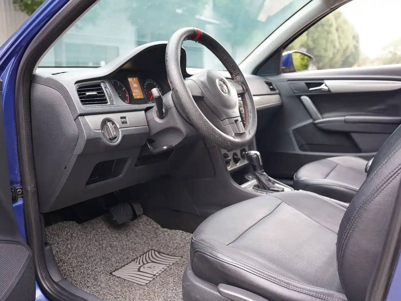 Volkswagen Lavida Tour 2013 1.6L Automatic Trend Style фото 25