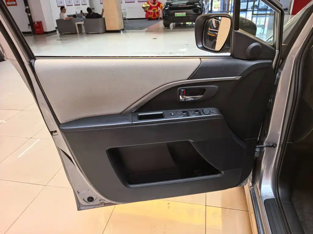 Mazda Mazda5 2012 2011 2.0L Automatic Luxury