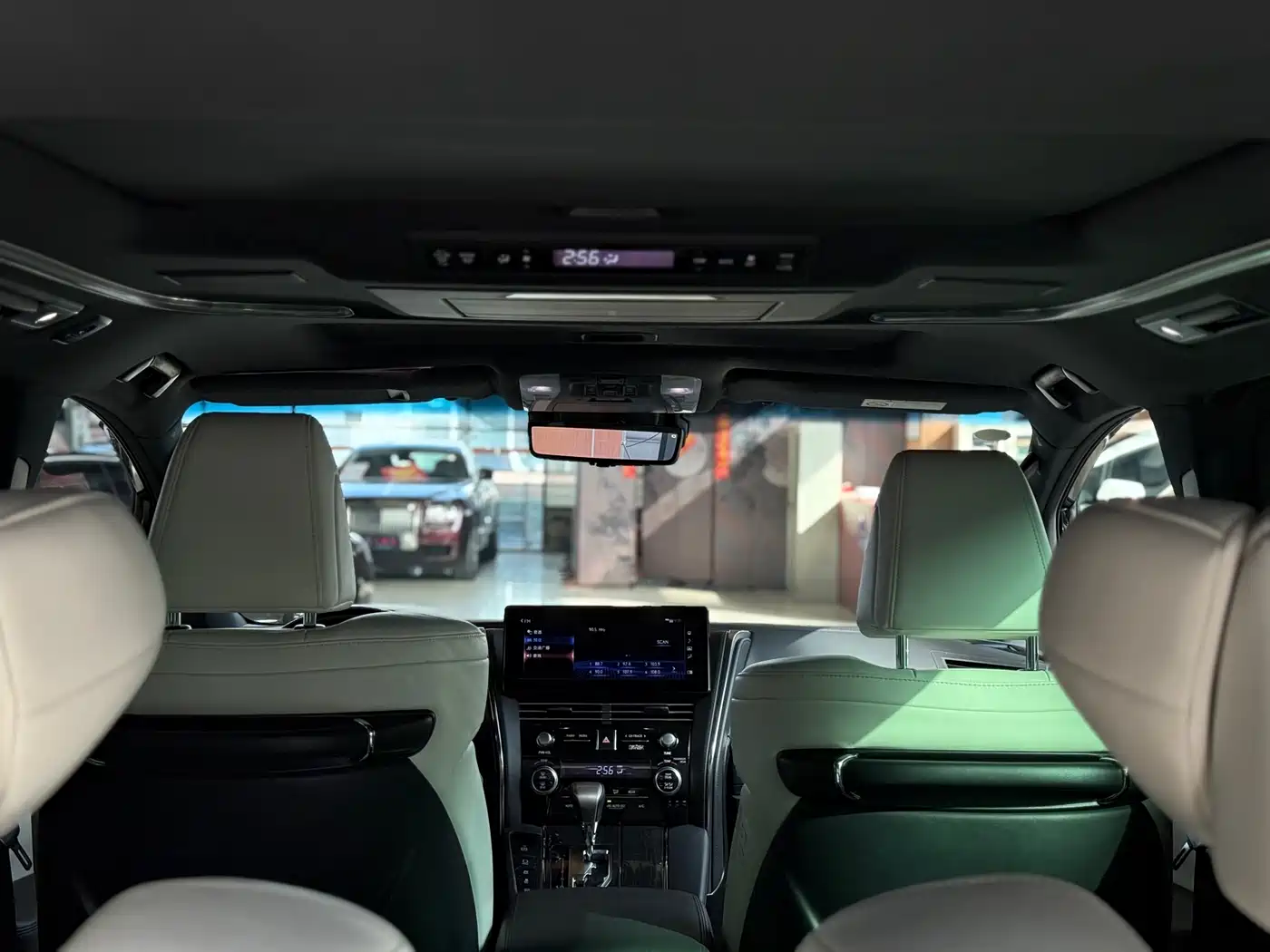 Lexus LM 2020 300h Seven-Seater Elegance Edition фото 23