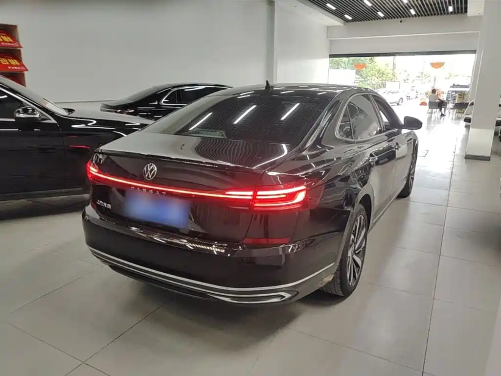 Volkswagen Passat 2022 330TSI Luxury Edition фото 7