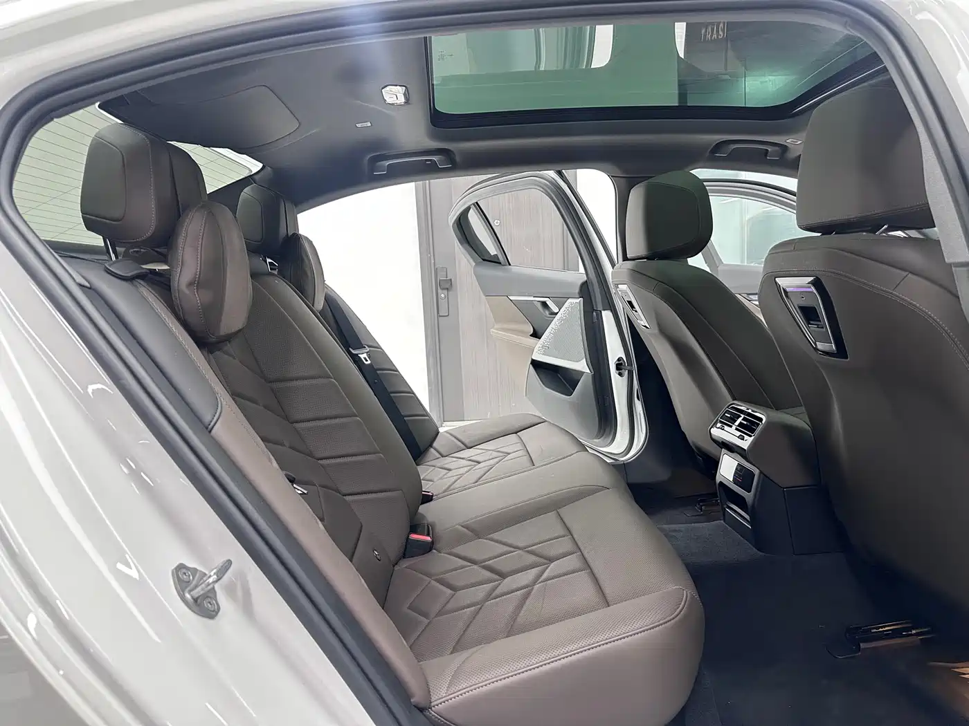 BMW 5 Series 2024 530Li Leading M Sport Package фото 10