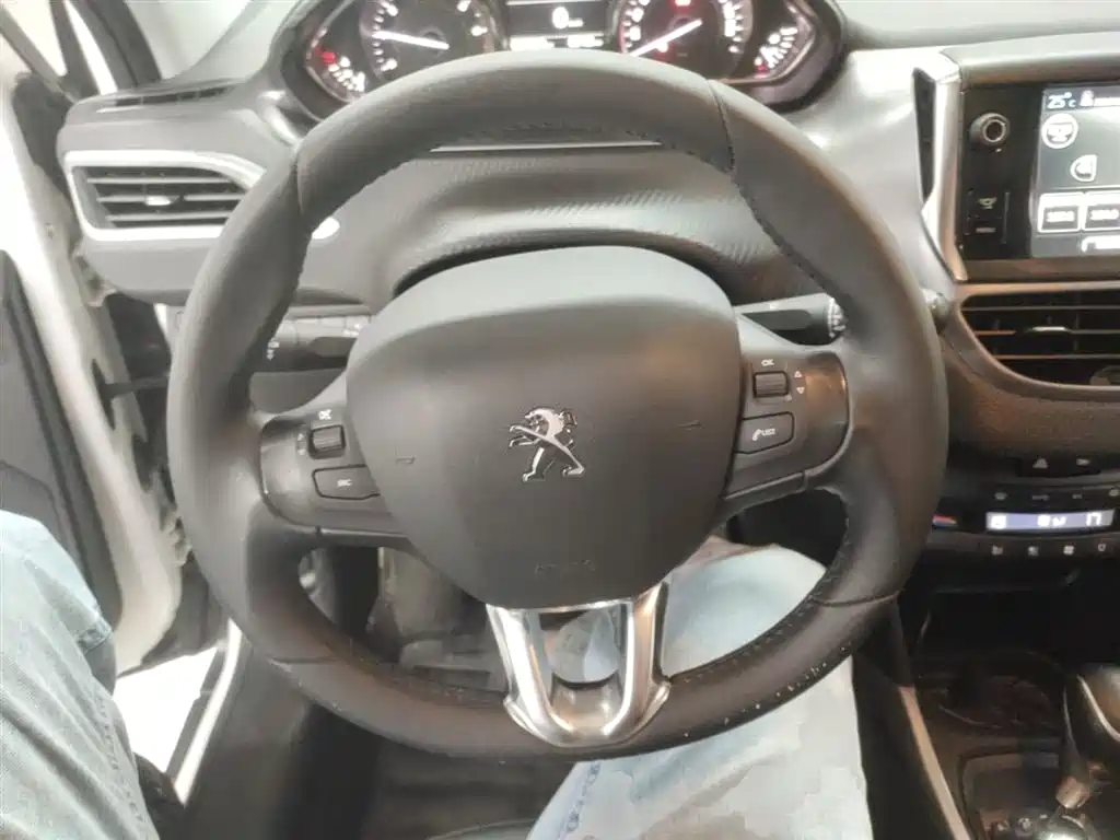 Peugeot 2008 2014 1.6L Automatic Navigation Edition фото 11