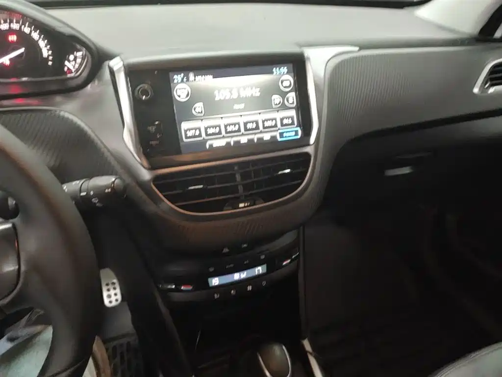 Peugeot 2008 2014 1.6L Automatic Navigation Edition фото 13