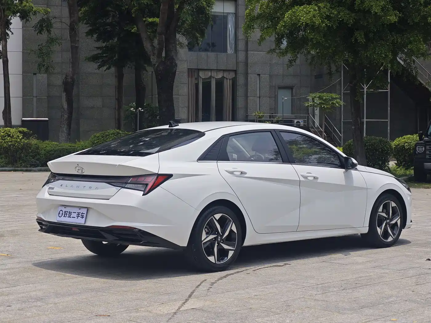 Hyundai Elantra 2022 1.5L CVT LUX Premium Edition фото 5
