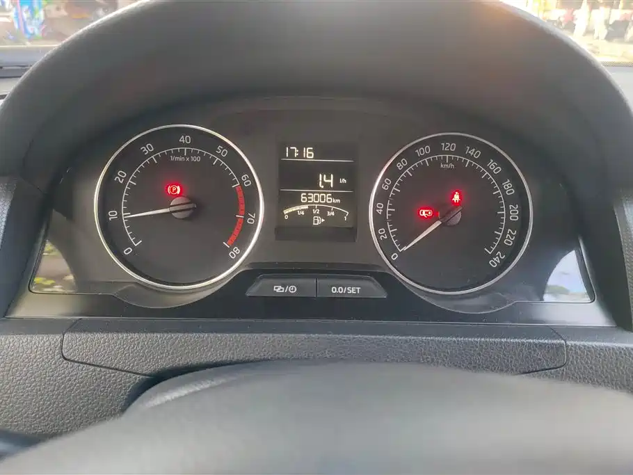 Škoda Skoda Rapid Spaceback 2016 Facelift 1.6L Manual Forward Edition фото 14