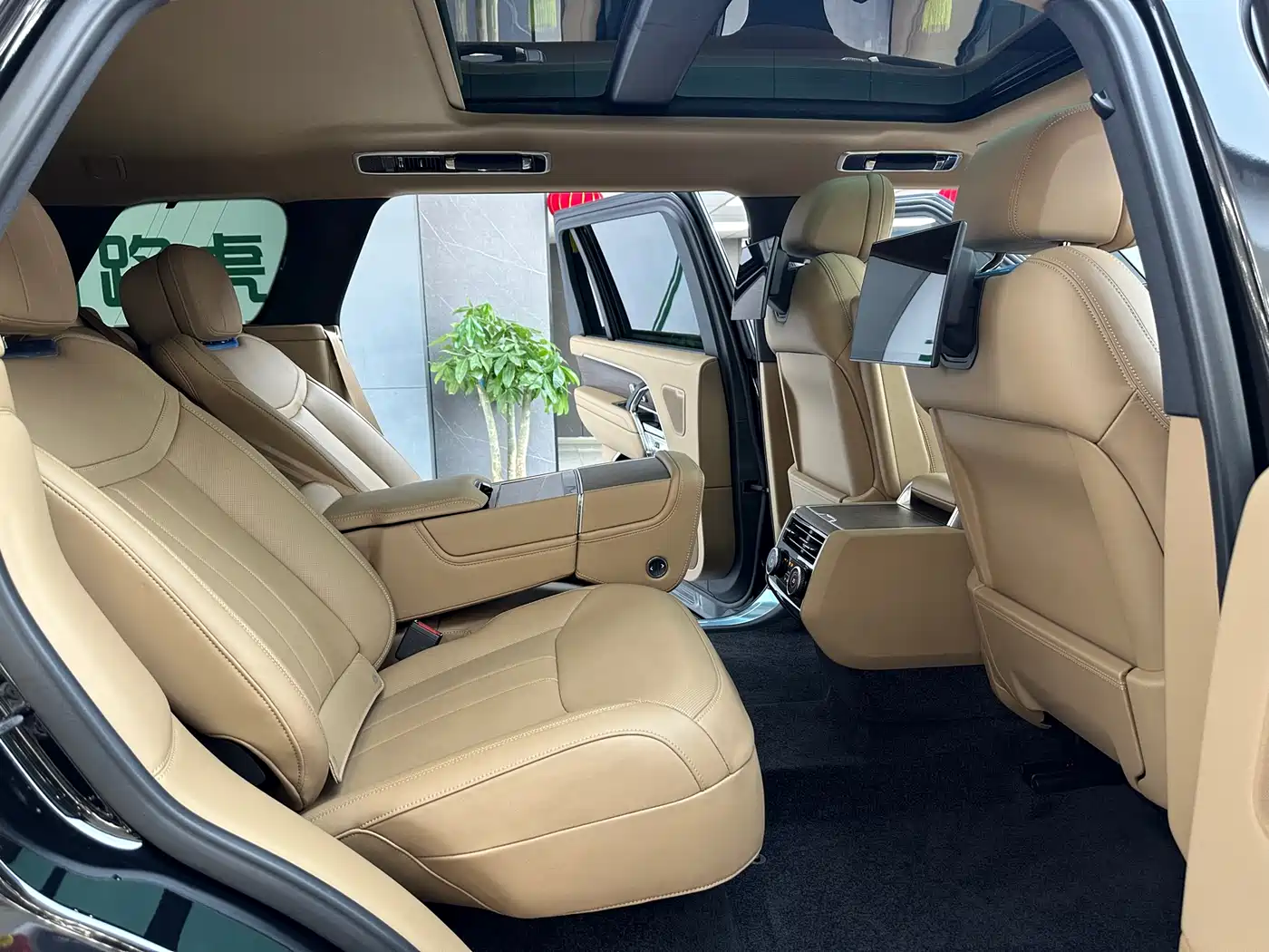 Land Rover Range Rover 2024 3.0 L6 400PS Genesis Extended фото 13