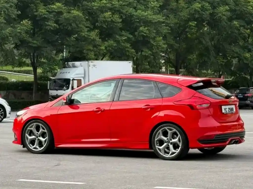 Ford Focus (Import) 2017 2015 2.0T ST Orange Edition