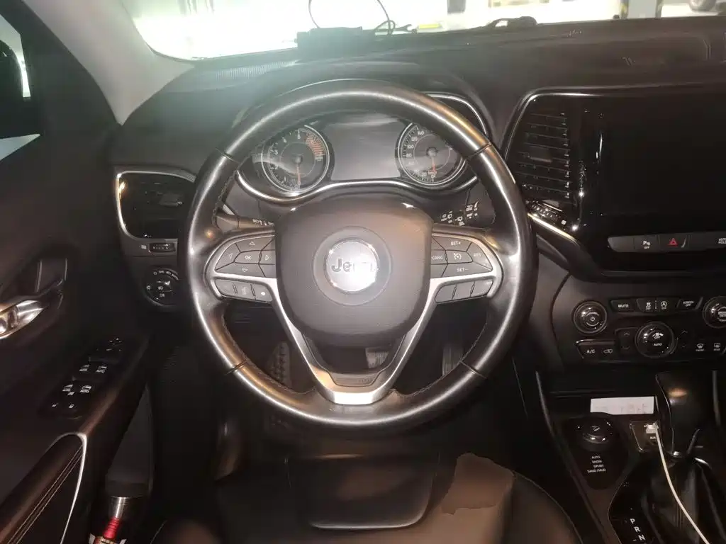 Photo 11 - Jeep Cherokee
