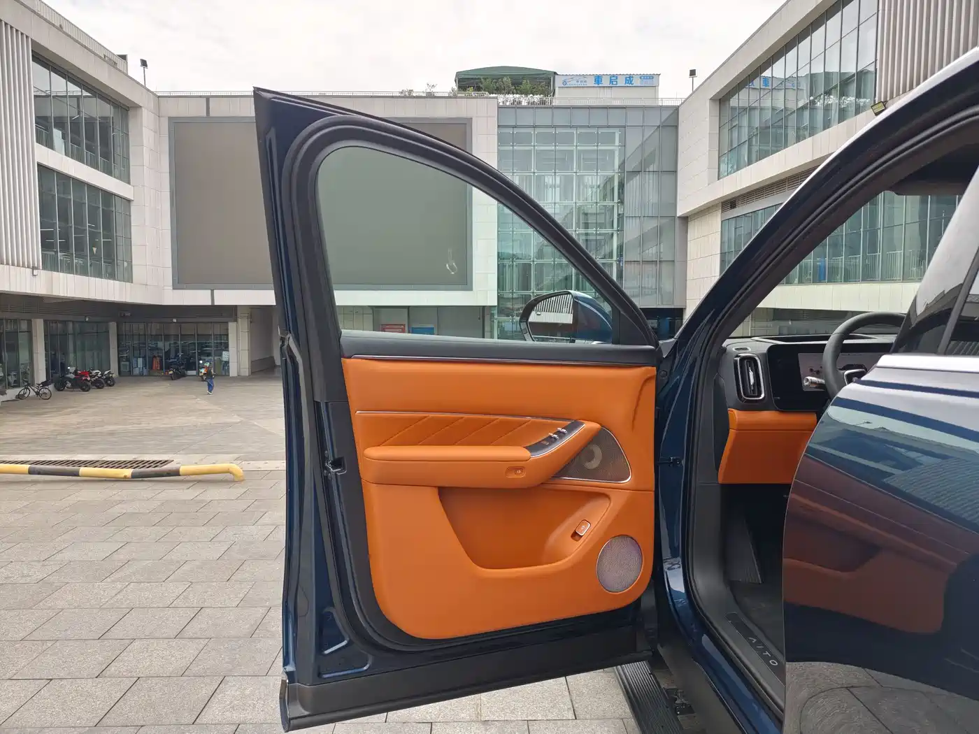 AITO Wenjie AITO M8 2025 Model Extended Range Max+ Edition 53.4kWh 6-Seater фото 9