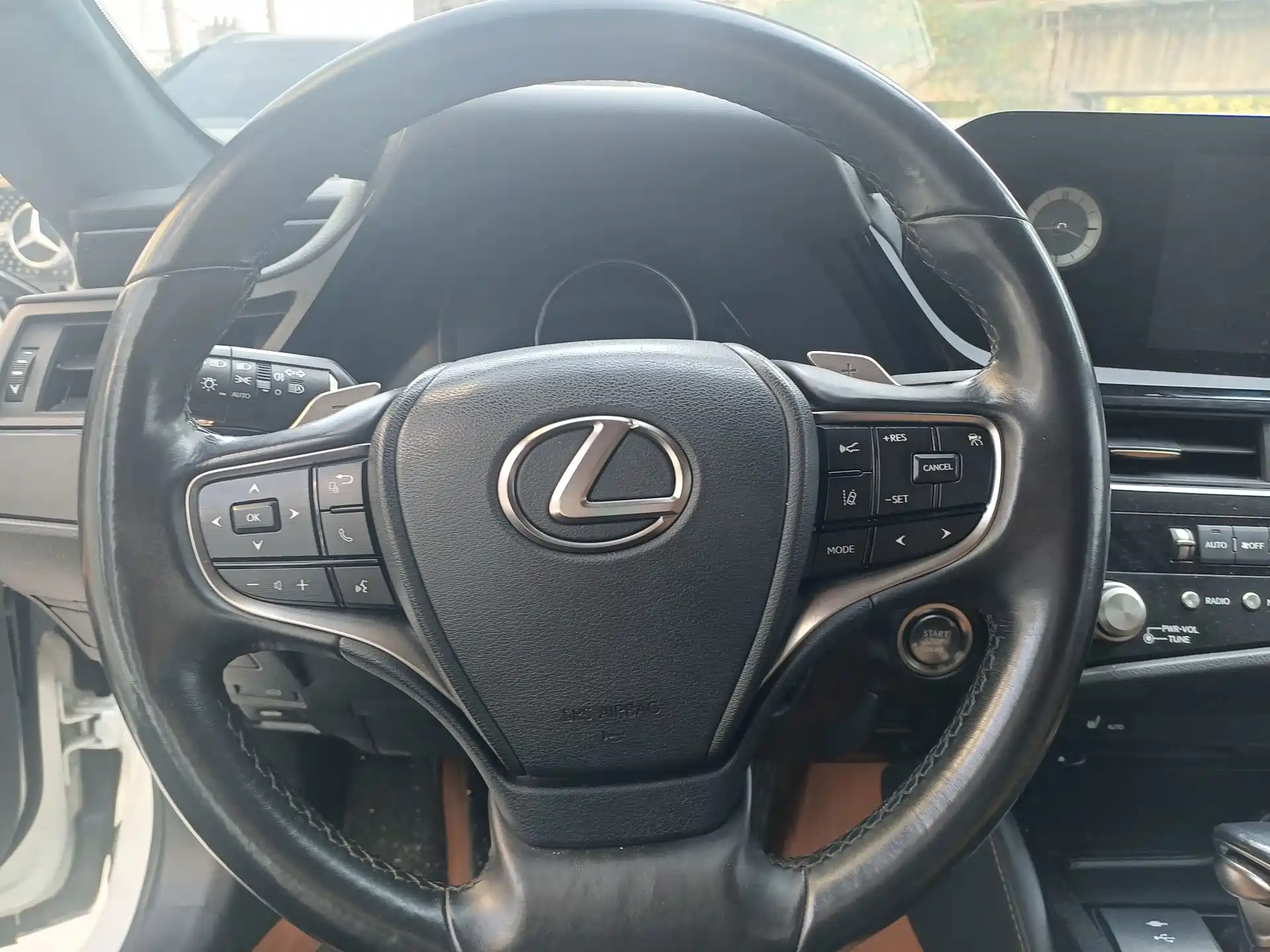 Photo 25 - Lexus ES