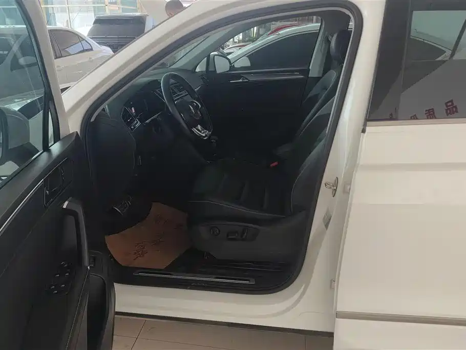 Volkswagen Tiguan L 2021 330TSI Automatic 2WD R-Line Premium фото 9