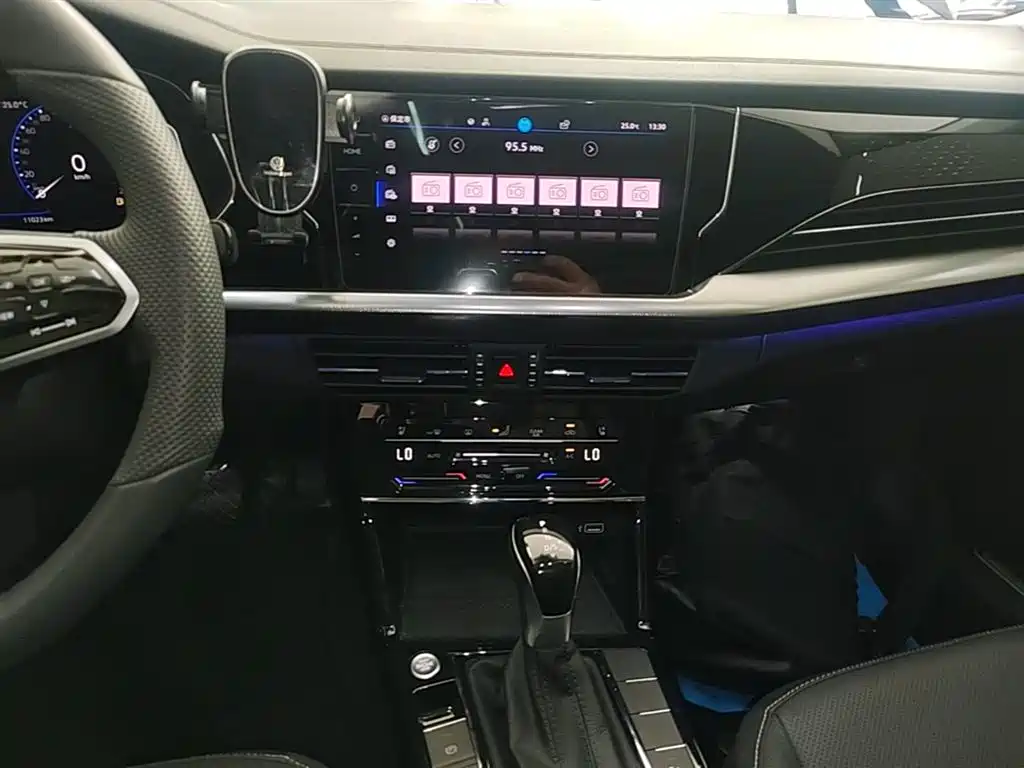 Volkswagen Passat 2024 380TSI Luxury фото 13