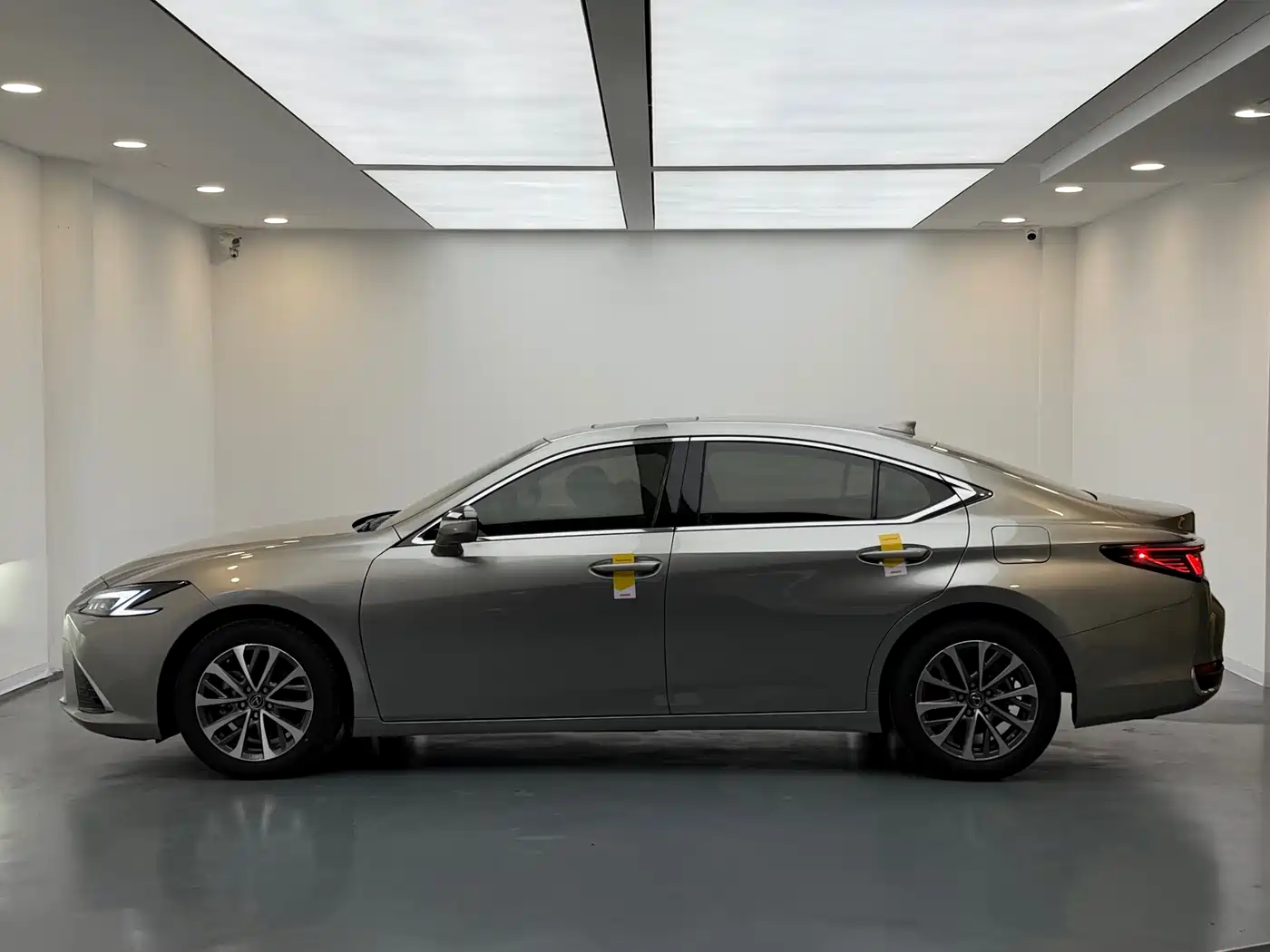 Lexus ES 2025 200 Ultimate Edition фото 9