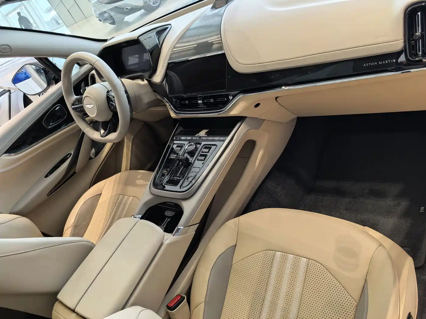 Aston Martin DBX 2025 4.0T V8 707 фото 9