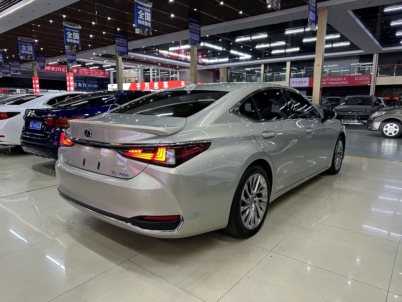 Lexus ES 2020 Model 300h Executive Edition фото 7