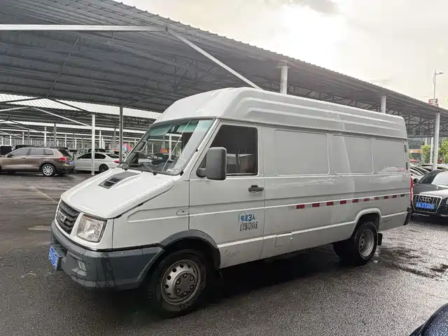  Iveco Iveco Daily 2021 2.5T V40 2-3 Seats Long Wheelbase Medium Roof Dual Tire Manual Door