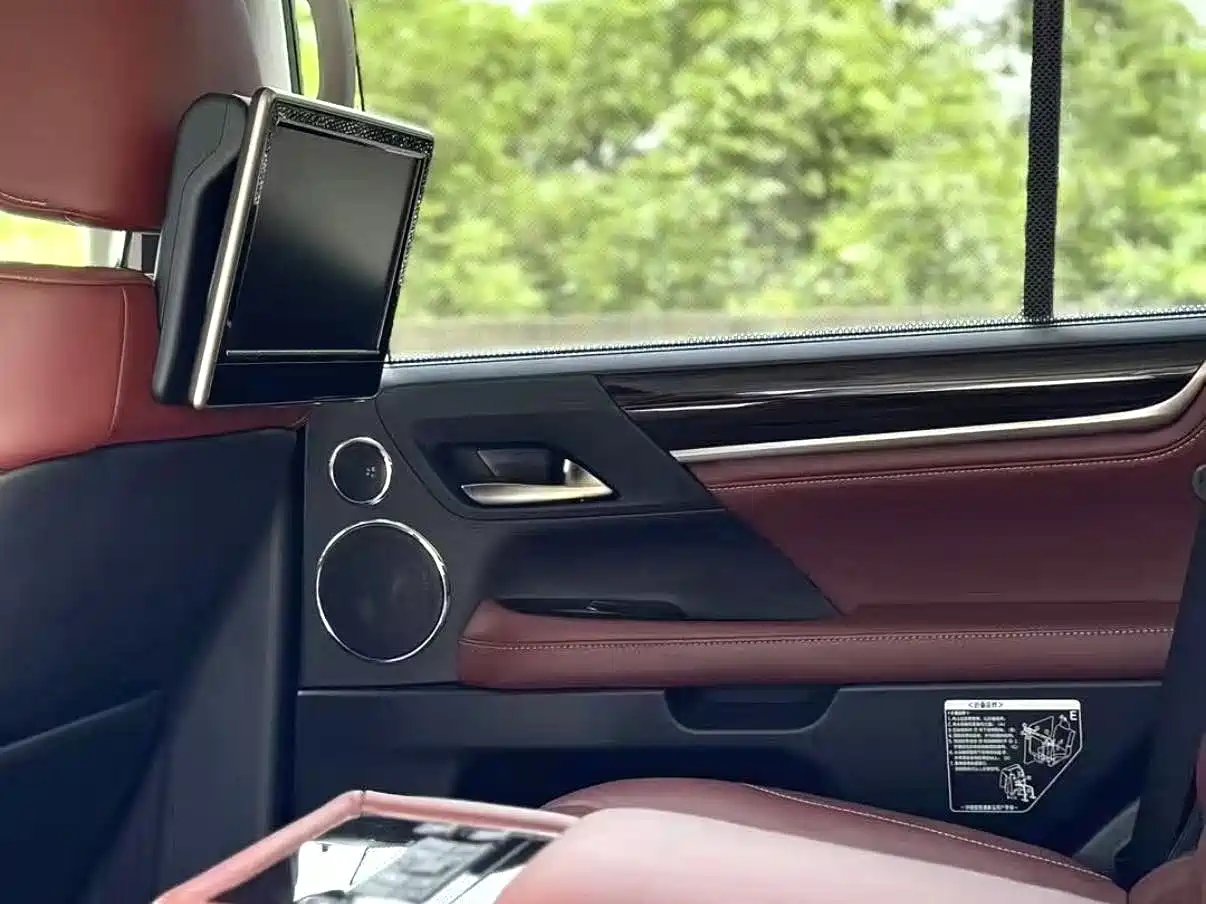 Фото 3 - Lexus LX