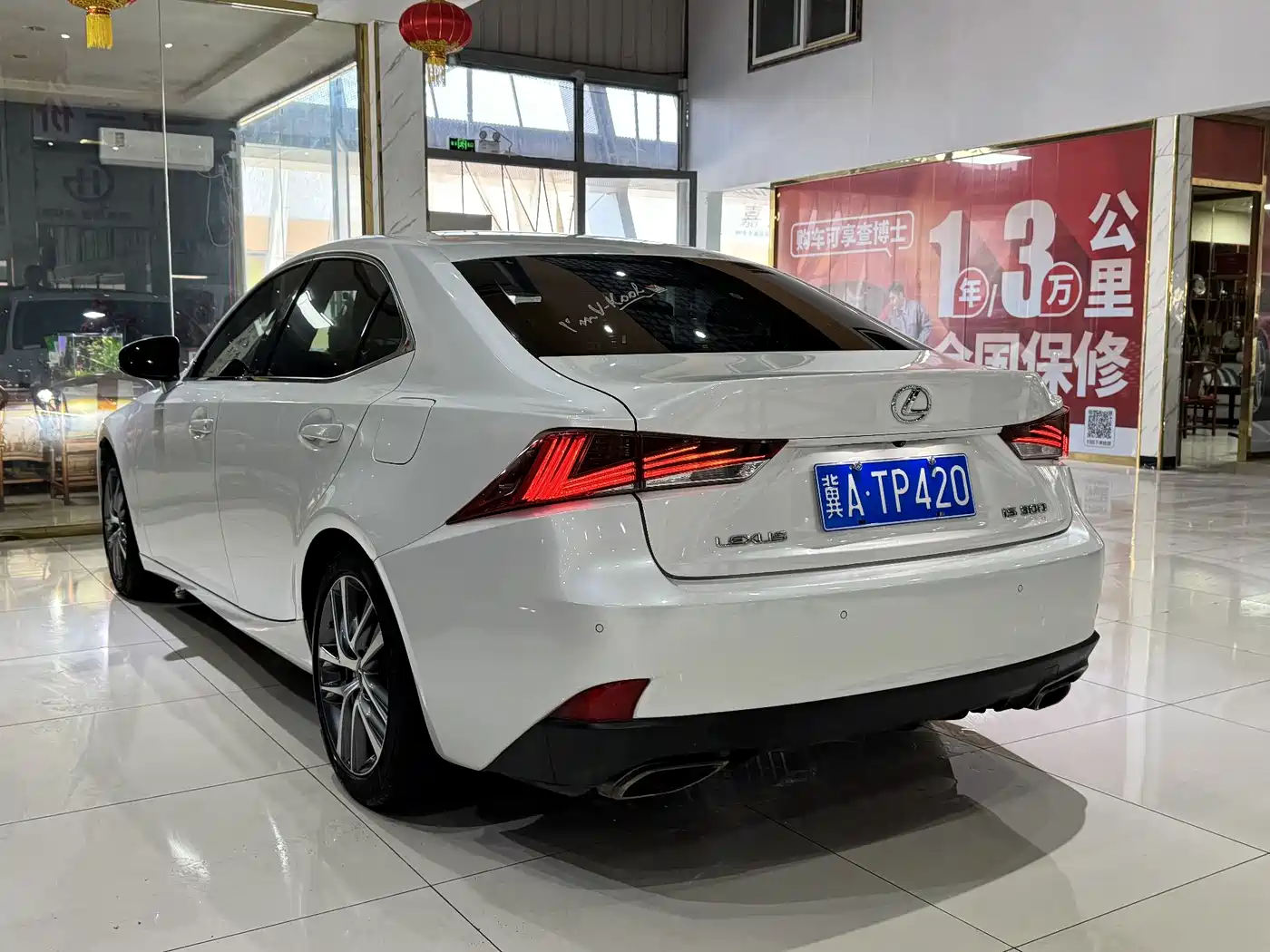 Lexus IS 2017 300 Leading Edition фото 9