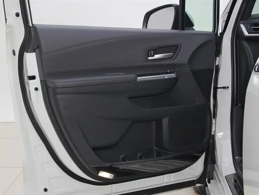 Toyota Sienna 2023 2.5L Hybrid Premium Edition фото 16