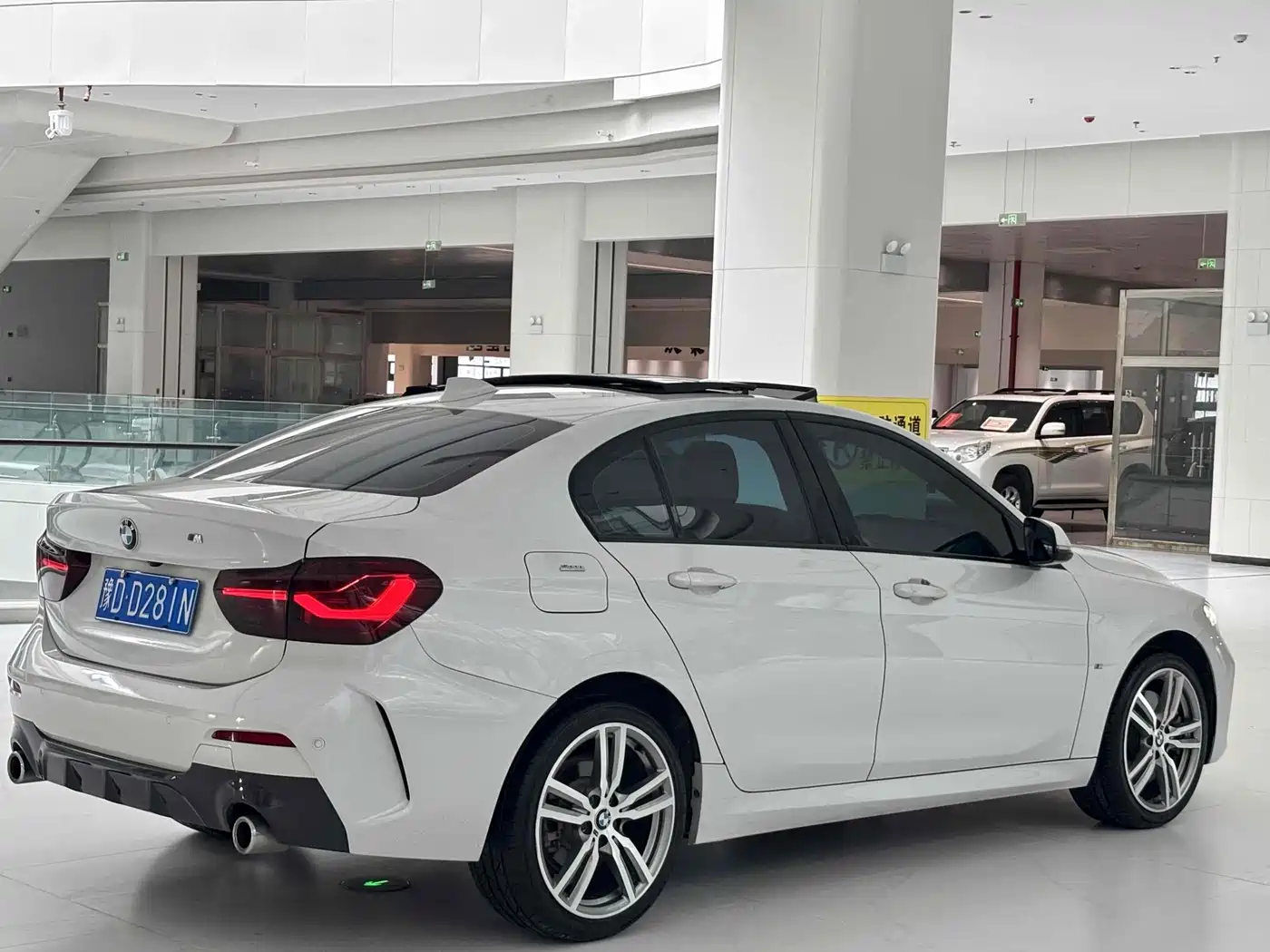 BMW 1 Series 2019 120i Leading M Sport Package фото 6