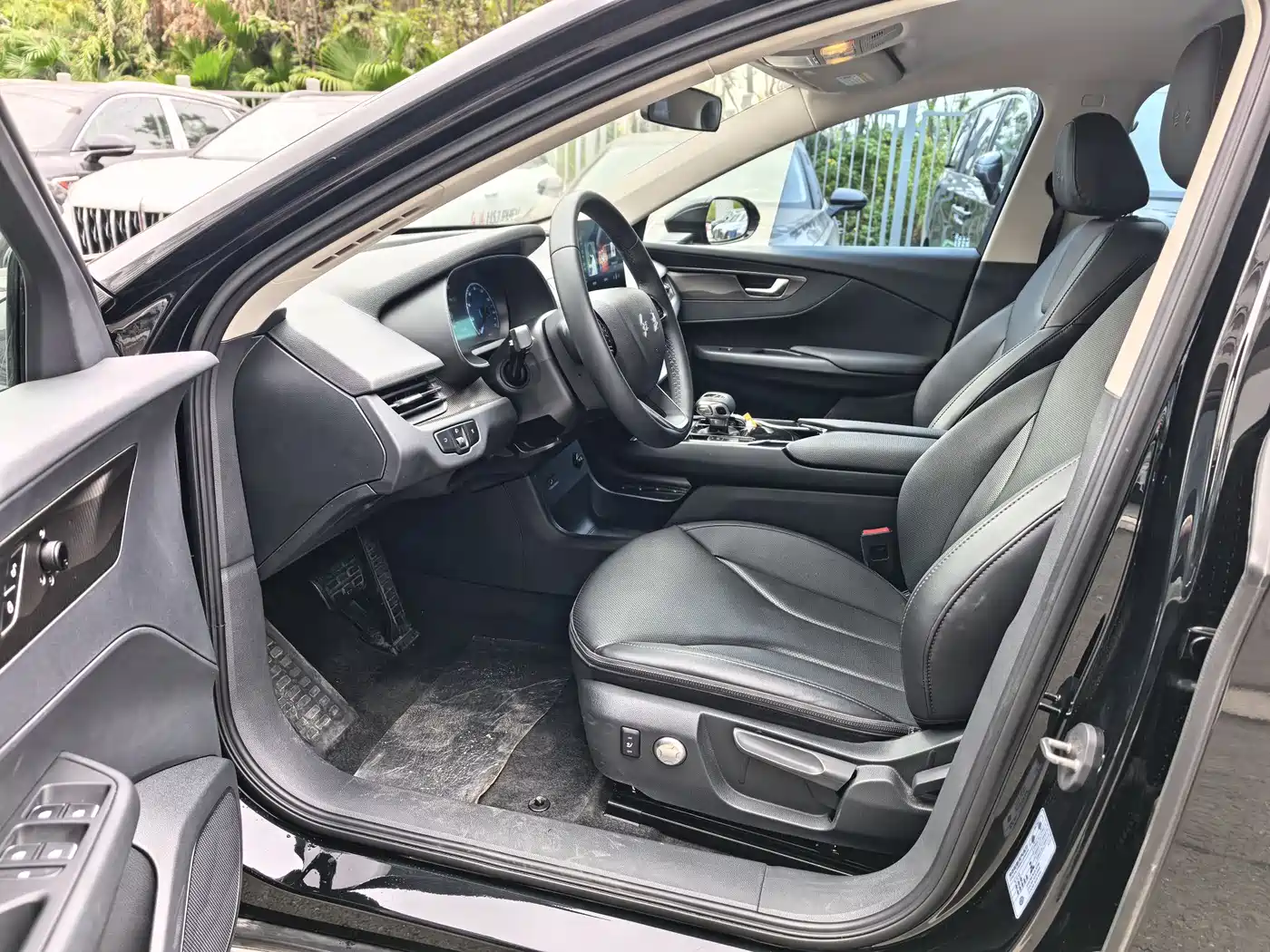 Hongqi E-QM5 2023 Facelift Basic Travel Edition фото 8