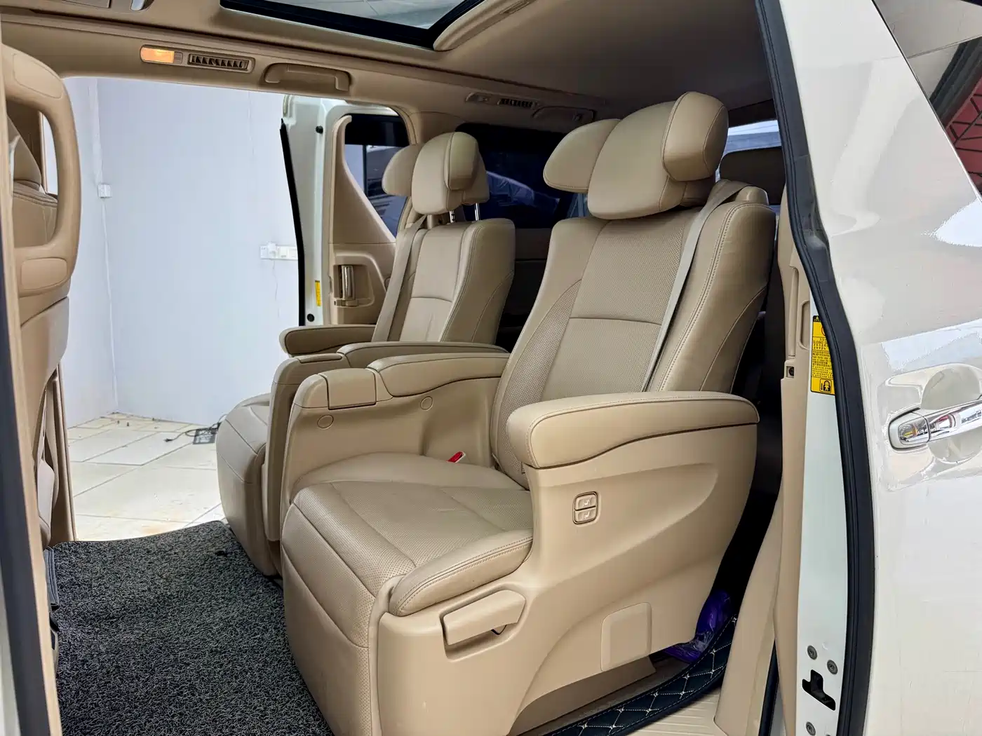 Toyota Alphard фото 9